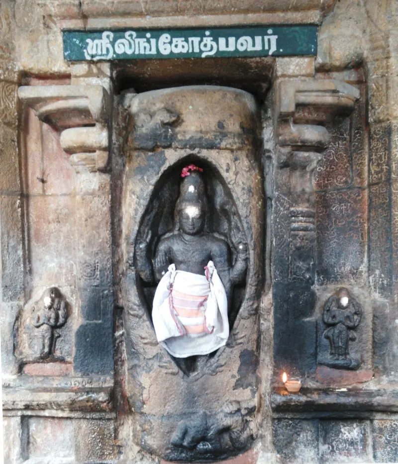Lingothbhavar in a niche of the sanctum wall