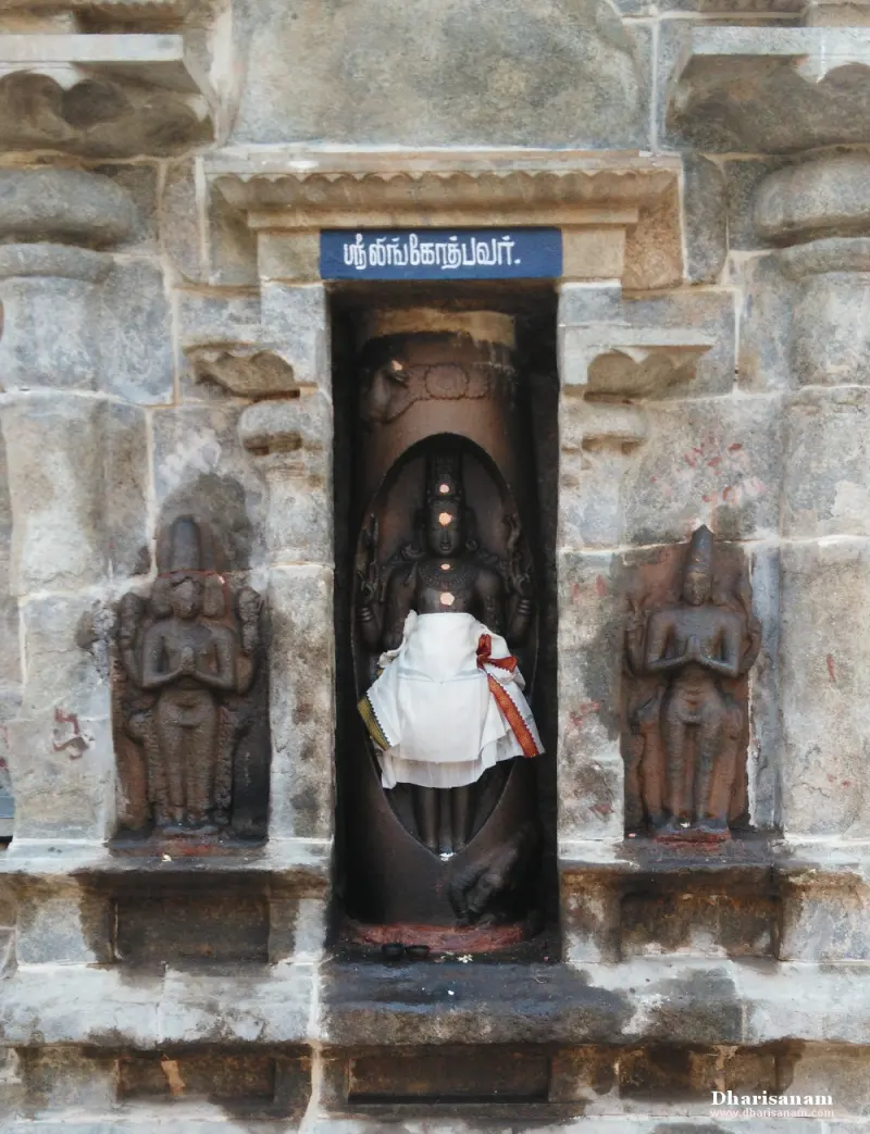 Shiva in a pillar niche flanked by two worshipping gods