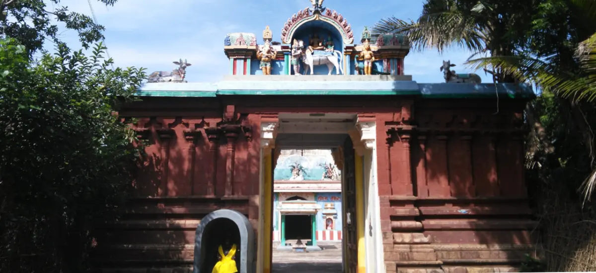 A red gateway arch topped with Nandi bulls and painted figures