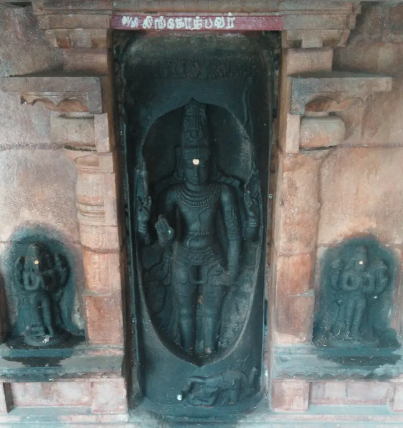 A tall Lingothbavar carving with two smaller gods in side niches