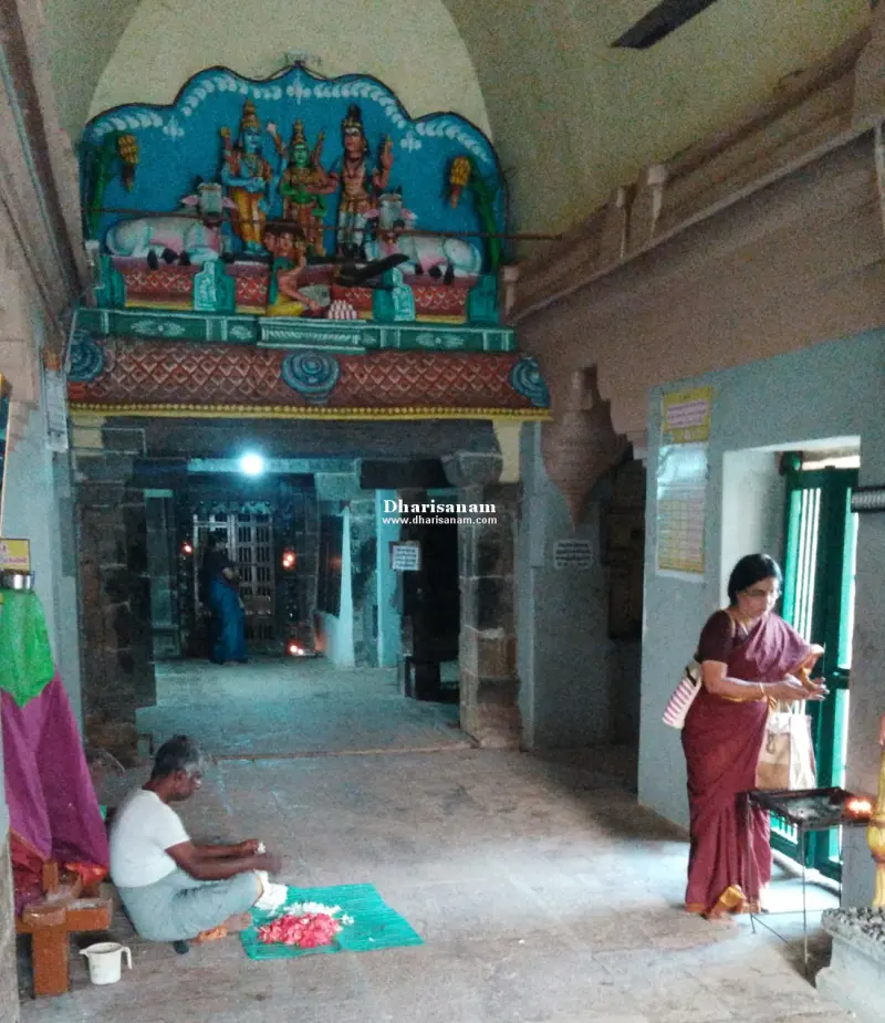 Corridor with painted Shiva-Parvathy sculptures above and devotees below