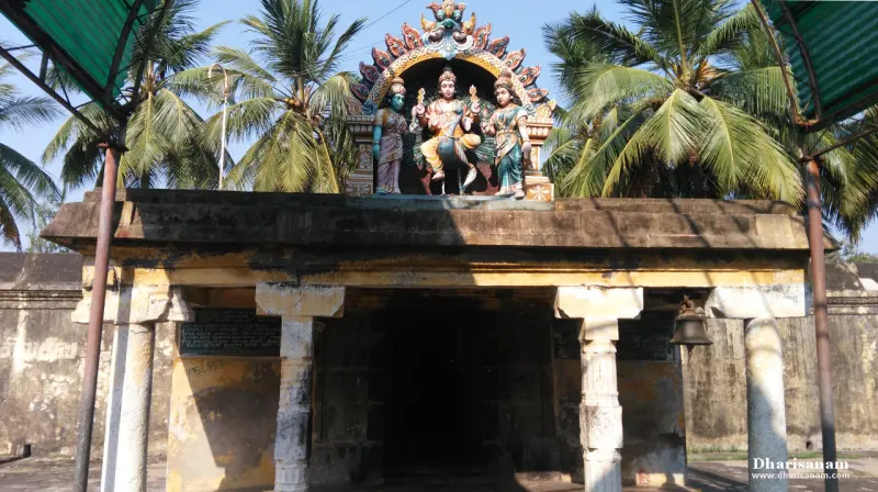 Colourful roof figures of Murugan between two goddesses